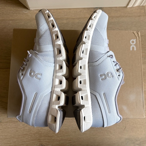 EUC on cloud 5 heather/fossil size 5.5 with original box and extra laces - Picture 6 of 16